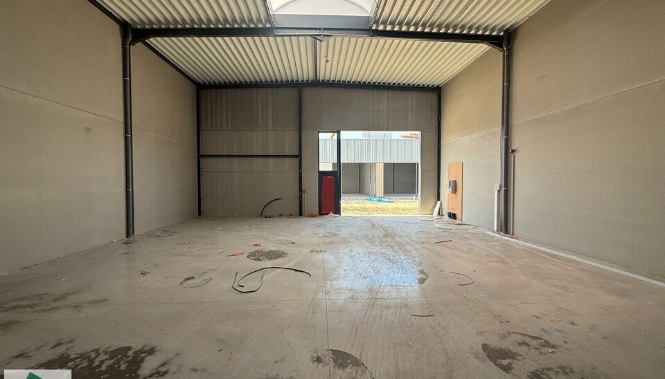 WINTERDEAL: profiteer nu van een halvering van de maandelijkse huurprijs tot en met maart 2027!

De unit heeft een oppervlakte van 175 m&sup2; en beschikt over een sectionale poort, polybetonvloer en natuurlijke lichtinval via lichtstraat. De ruimte is geschi