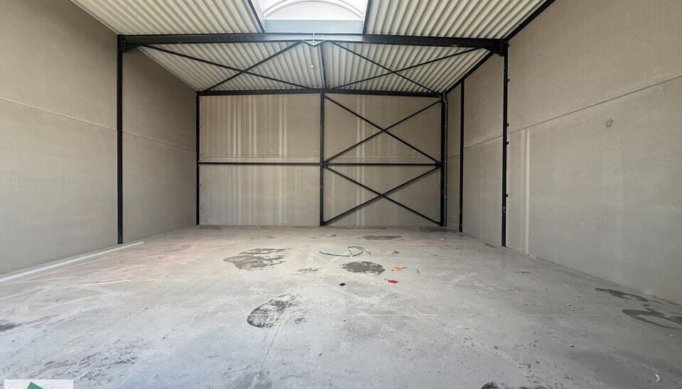 WINTERDEAL: profiteer nu van een halvering van de maandelijkse huurprijs tot en met maart 2027!

De unit heeft een oppervlakte van 175 m&sup2; en beschikt over een sectionale poort, polybetonvloer en natuurlijke lichtinval via lichtstraat. De ruimte is geschi