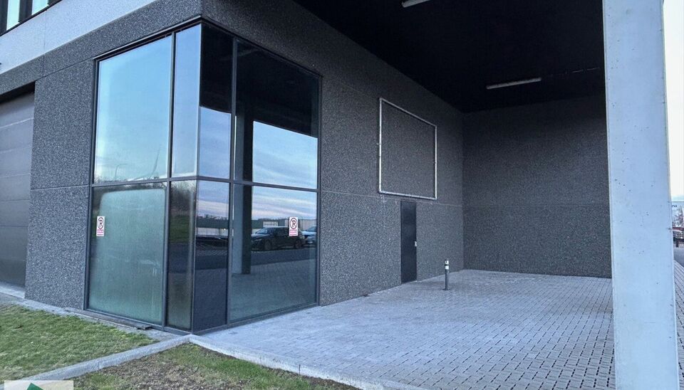 Deze KMO-Unit met zeer goede ligging in het Parc des Artisans in Ghislenghien met zicht vanaf de A8. Het magazijn heeft een oppervlakte van 184m&sup2; en heeft 2 parkingplaatsen voor de deur. Het magazijn kan gebruikt worden als opslagruimte en/of atelierruim