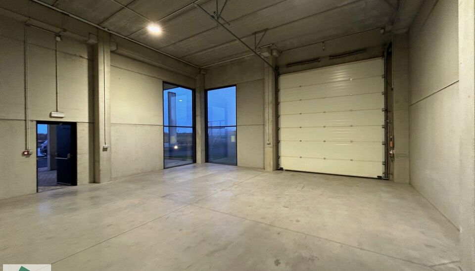Deze KMO-Unit met zeer goede ligging in het Parc des Artisans in Ghislenghien met zicht vanaf de A8. Het magazijn heeft een oppervlakte van 184m&sup2; en heeft 2 parkingplaatsen voor de deur. Het magazijn kan gebruikt worden als opslagruimte en/of atelierruim