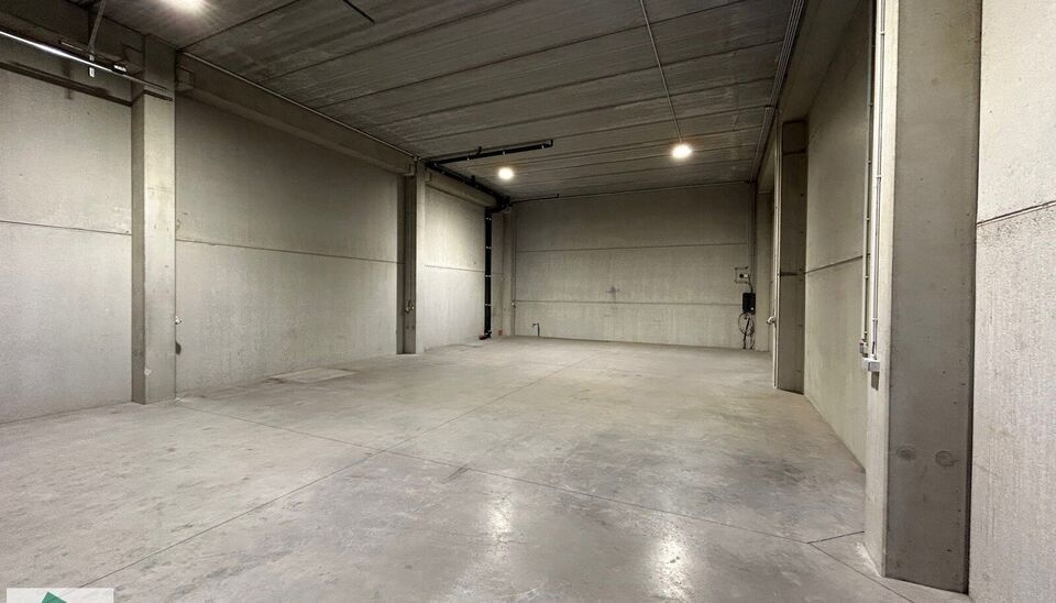 Deze KMO-Unit met zeer goede ligging in het Parc des Artisans in Ghislenghien met zicht vanaf de A8. Het magazijn heeft een oppervlakte van 184m&sup2; en heeft 2 parkingplaatsen voor de deur. Het magazijn kan gebruikt worden als opslagruimte en/of atelierruim
