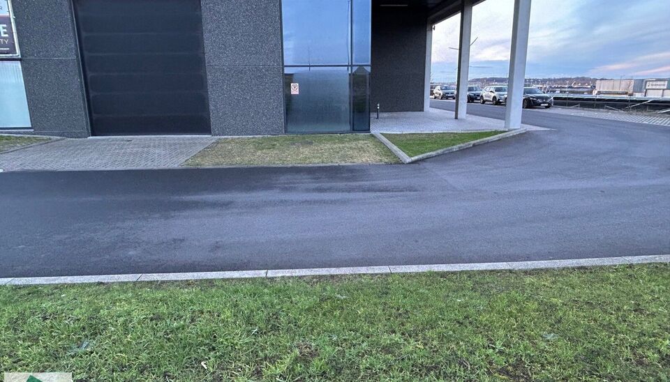 Deze KMO-Unit met zeer goede ligging in het Parc des Artisans in Ghislenghien met zicht vanaf de A8. Het magazijn heeft een oppervlakte van 184m&sup2; en heeft 2 parkingplaatsen voor de deur. Het magazijn kan gebruikt worden als opslagruimte en/of atelierruim