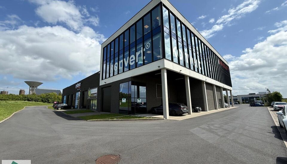 Deze KMO-Unit met zeer goede ligging in het Parc des Artisans in Ghislenghien met zicht vanaf de A8. Het magazijn heeft een oppervlakte van 184m&sup2; en heeft 2 parkingplaatsen voor de deur. Het magazijn kan gebruikt worden als opslagruimte en/of atelierruim