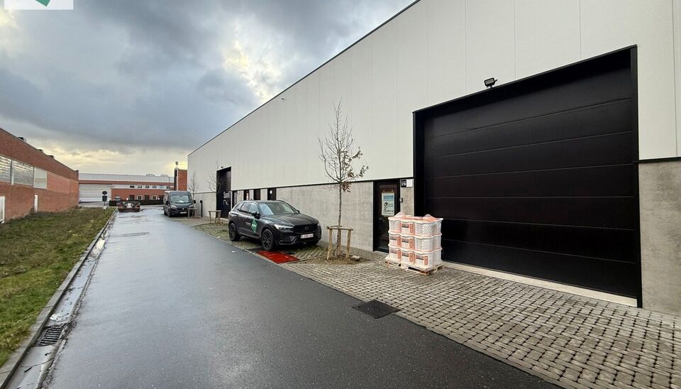 Moderne KMO-unit van 222 m&sup2; met &eacute;&eacute;n bovengrondse parkeerplaats en voorbereid voor het plaatsen van een laadpaal. De unit bevindt zich in het KMO-park aan de Westpoort 35 in Zwijndrecht.

Het magazijn is geschikt voor zowel opslag als atelieractiviteite