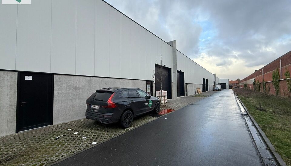 Moderne KMO-unit van 222 m&sup2; met &eacute;&eacute;n bovengrondse parkeerplaats en voorbereid voor het plaatsen van een laadpaal. De unit bevindt zich in het KMO-park aan de Westpoort 35 in Zwijndrecht.

Het magazijn is geschikt voor zowel opslag als atelieractiviteite
