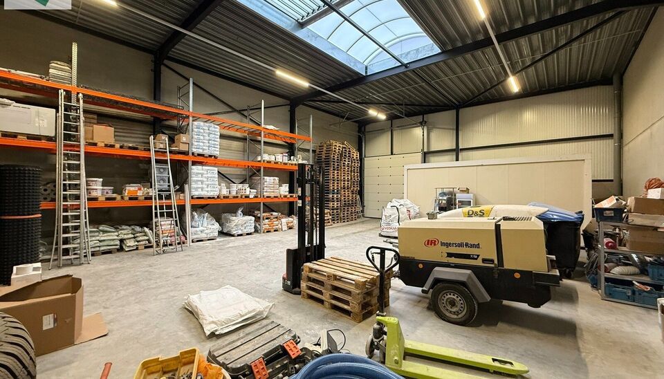 Moderne KMO-unit van 222 m&sup2; met &eacute;&eacute;n bovengrondse parkeerplaats en voorbereid voor het plaatsen van een laadpaal. De unit bevindt zich in het KMO-park aan de Westpoort 35 in Zwijndrecht.

Het magazijn is geschikt voor zowel opslag als atelieractiviteite