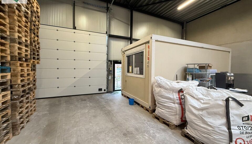 Moderne KMO-unit van 222 m&sup2; met &eacute;&eacute;n bovengrondse parkeerplaats en voorbereid voor het plaatsen van een laadpaal. De unit bevindt zich in het KMO-park aan de Westpoort 35 in Zwijndrecht.

Het magazijn is geschikt voor zowel opslag als atelieractiviteite