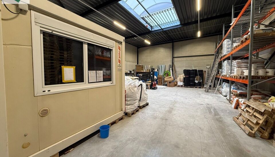 Moderne KMO-unit van 222 m&sup2; met &eacute;&eacute;n bovengrondse parkeerplaats en voorbereid voor het plaatsen van een laadpaal. De unit bevindt zich in het KMO-park aan de Westpoort 35 in Zwijndrecht.

Het magazijn is geschikt voor zowel opslag als atelieractiviteite