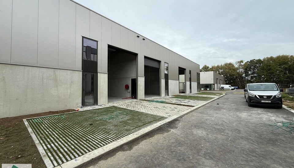 Dit strategisch gelegen bedrijventerrein bevindt zich in de gouden driehoek Antwerpen – Brussel – Gent, met directe nabijheid van de N16 en uitstekende verbindingen naar de A12 en E17.
De loods van 180m² heeft een vrije hoogte van 6 meter en is gebou
