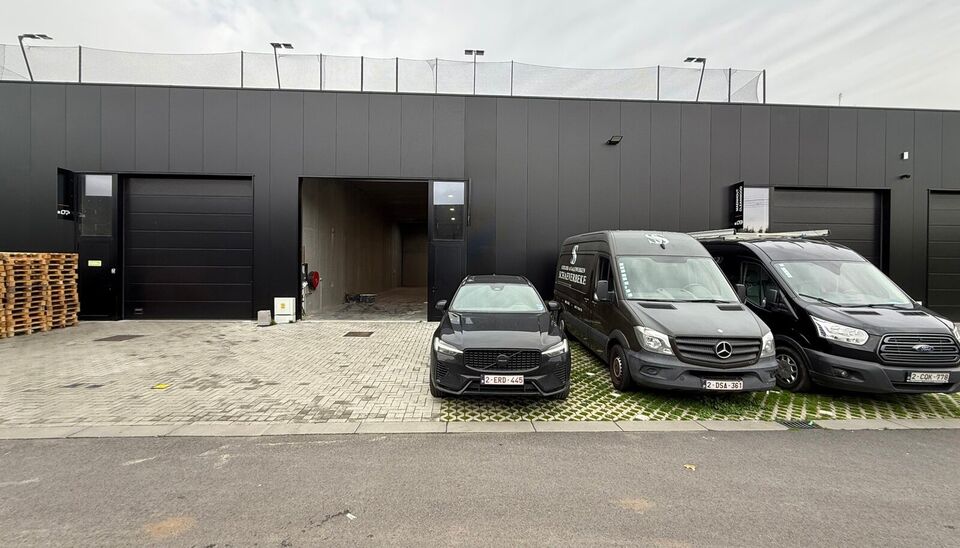 267 m² magazijn met 2 parkeerplaatsen te huur in bedrijvenpark “Baldr” – Sint-Andries
Deze moderne en geïsoleerde KMO-unit is gelegen in het bedrijvenpark “Baldr”, een rustige maar strategische locatie vlakbij alle belangrijke in- en uitvalswe