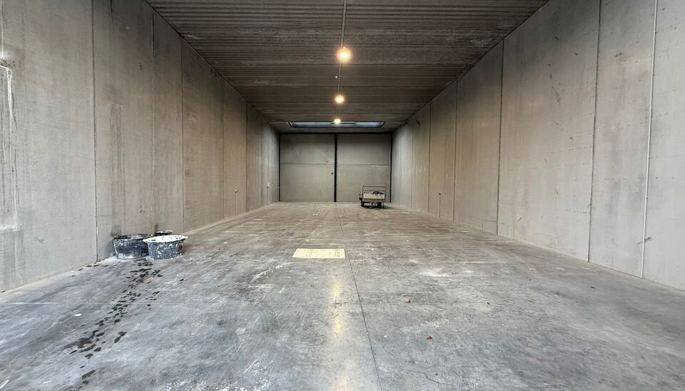 267 m² magazijn met 2 parkeerplaatsen te huur in bedrijvenpark “Baldr” – Sint-Andries
Deze moderne en geïsoleerde KMO-unit is gelegen in het bedrijvenpark “Baldr”, een rustige maar strategische locatie vlakbij alle belangrijke in- en uitvalswe