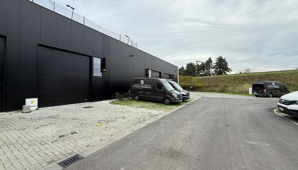 267 m² magazijn met 2 parkeerplaatsen te huur in bedrijvenpark “Baldr” – Sint-Andries
Deze moderne en geïsoleerde KMO-unit is gelegen in het bedrijvenpark “Baldr”, een rustige maar strategische locatie vlakbij alle belangrijke in- en uitvalswe