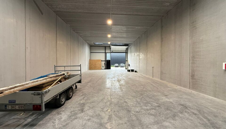 267 m² magazijn met 2 parkeerplaatsen te huur in bedrijvenpark “Baldr” – Sint-Andries
Deze moderne en geïsoleerde KMO-unit is gelegen in het bedrijvenpark “Baldr”, een rustige maar strategische locatie vlakbij alle belangrijke in- en uitvalswe