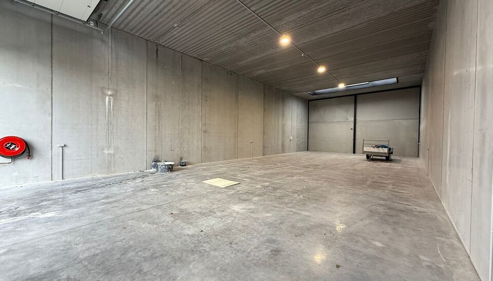 267 m² magazijn met 2 parkeerplaatsen te huur in bedrijvenpark “Baldr” – Sint-Andries
Deze moderne en geïsoleerde KMO-unit is gelegen in het bedrijvenpark “Baldr”, een rustige maar strategische locatie vlakbij alle belangrijke in- en uitvalswe