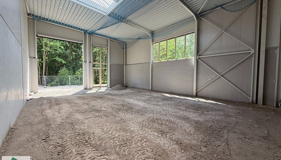Nieuwbouw KMO Unit van 164m² met 2 parkeerplaatsen te huur op de voormalige papierfabriek site Catala in Drogenbos. Catala Business Park, bestaande uit 19 KMO-Units.  
De loods ligt op een unieke en strategische locatie aan de zuidrand van Brussel, vlak 