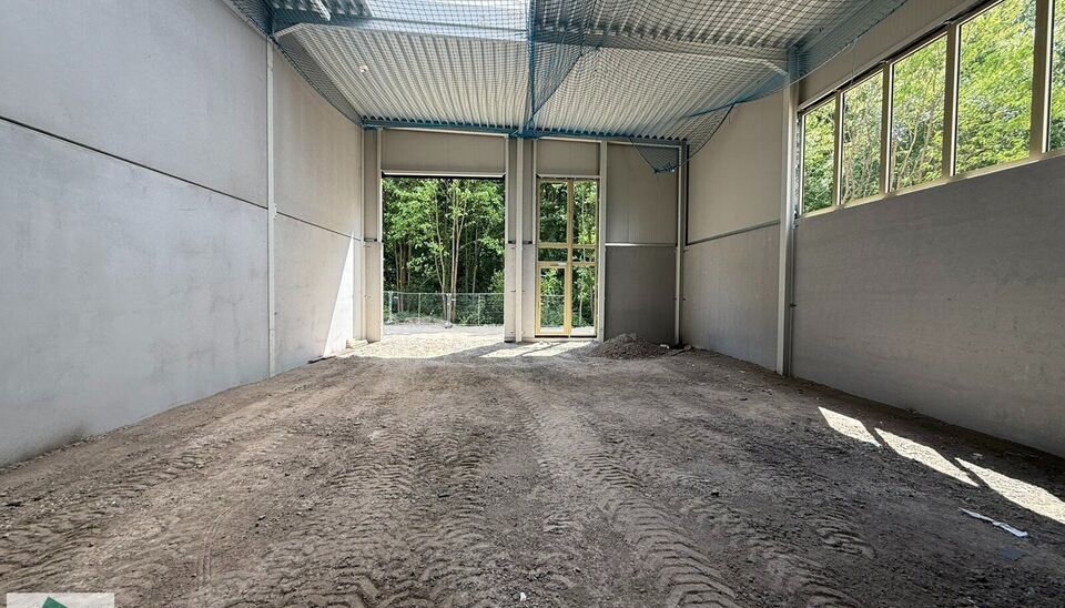 Nieuwbouw KMO Unit van 164m² met 2 parkeerplaatsen te huur op de voormalige papierfabriek site Catala in Drogenbos. Catala Business Park, bestaande uit 19 KMO-Units.  
De loods ligt op een unieke en strategische locatie aan de zuidrand van Brussel, vlak 