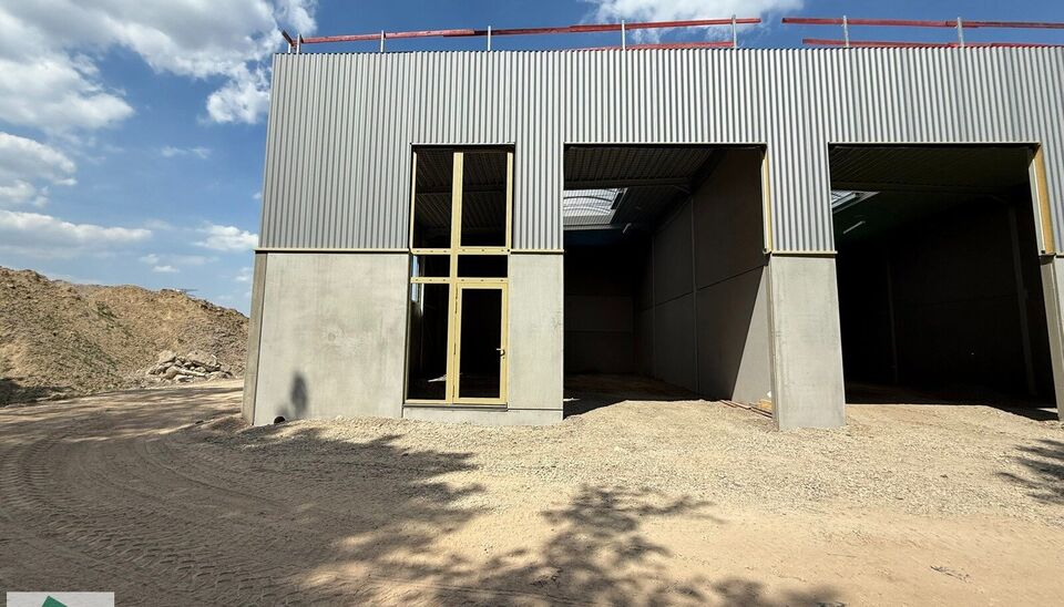 Nieuwbouw KMO Unit van 164m² met 2 parkeerplaatsen te huur op de voormalige papierfabriek site Catala in Drogenbos. Catala Business Park, bestaande uit 19 KMO-Units.  
De loods ligt op een unieke en strategische locatie aan de zuidrand van Brussel, vlak 