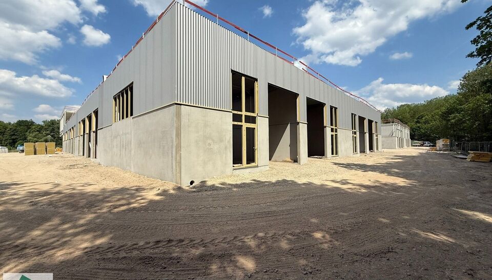 Nieuwbouw KMO Unit van 164m² met 2 parkeerplaatsen te huur op de voormalige papierfabriek site Catala in Drogenbos. Catala Business Park, bestaande uit 19 KMO-Units.  
De loods ligt op een unieke en strategische locatie aan de zuidrand van Brussel, vlak 