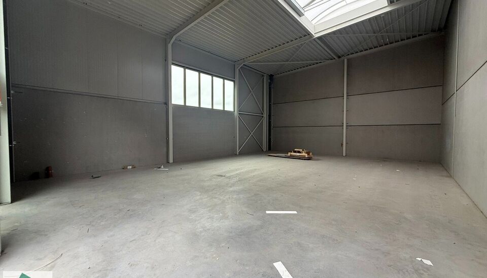 Nieuwbouw KMO Unit van 164m² met 2 parkeerplaatsen te huur op de voormalige papierfabriek site Catala in Drogenbos. Catala Business Park, bestaande uit 19 KMO-Units.  
De loods ligt op een unieke en strategische locatie aan de zuidrand van Brussel, vlak 