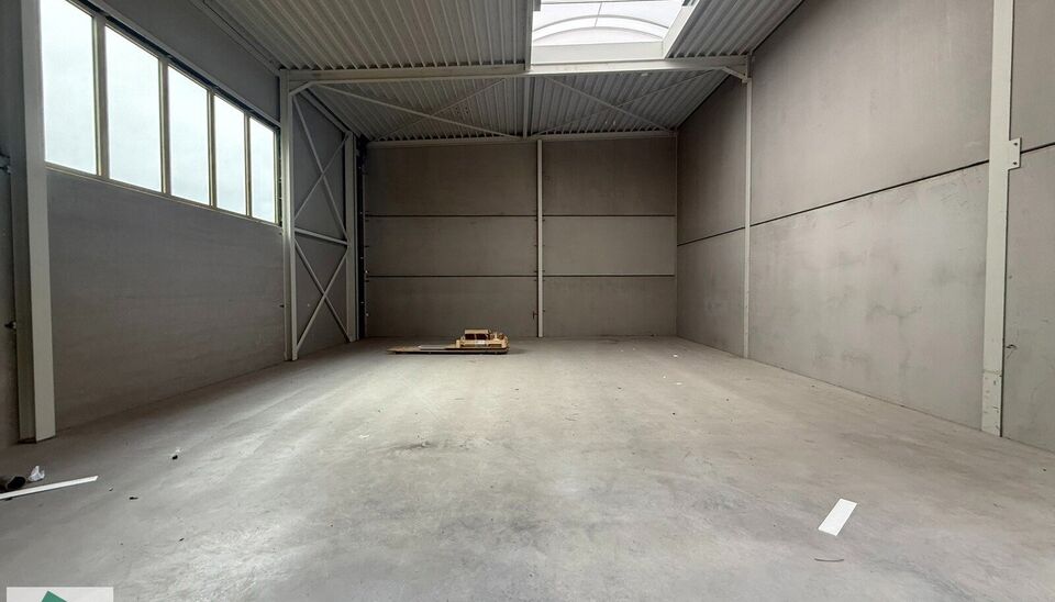 Nieuwbouw KMO Unit van 164m² met 2 parkeerplaatsen te huur op de voormalige papierfabriek site Catala in Drogenbos. Catala Business Park, bestaande uit 19 KMO-Units.  
De loods ligt op een unieke en strategische locatie aan de zuidrand van Brussel, vlak 