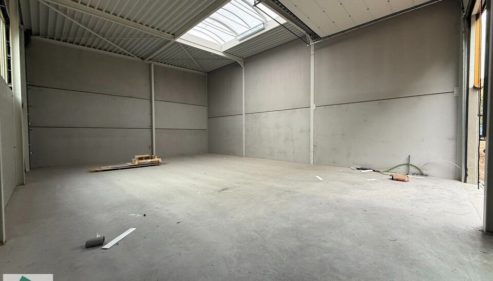 Nieuwbouw KMO Unit van 164m² met 2 parkeerplaatsen te huur op de voormalige papierfabriek site Catala in Drogenbos. Catala Business Park, bestaande uit 19 KMO-Units.  
De loods ligt op een unieke en strategische locatie aan de zuidrand van Brussel, vlak 