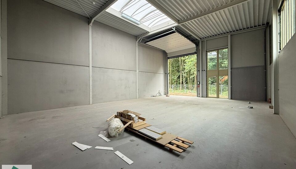 Nieuwbouw KMO Unit van 164m² met 2 parkeerplaatsen te huur op de voormalige papierfabriek site Catala in Drogenbos. Catala Business Park, bestaande uit 19 KMO-Units.  
De loods ligt op een unieke en strategische locatie aan de zuidrand van Brussel, vlak 