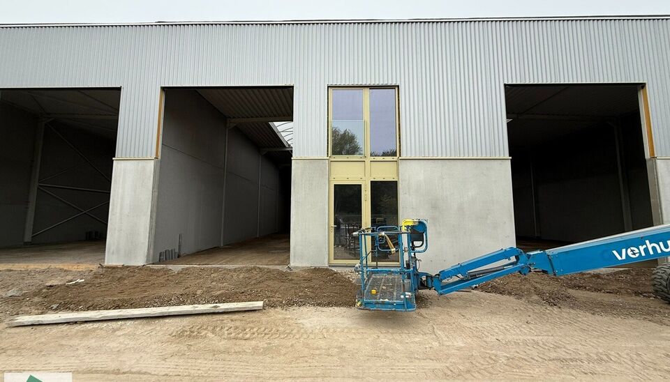 Nieuwbouw KMO Unit van 245m² met 2 parkeerplaatsen te huur op de voormalige papierfabriek site Catala in Drogenbos. Catala Business Park, bestaande uit 19 KMO-Units.  
De loods ligt op een unieke en strategische locatie aan de zuidrand van Brussel, vlak 
