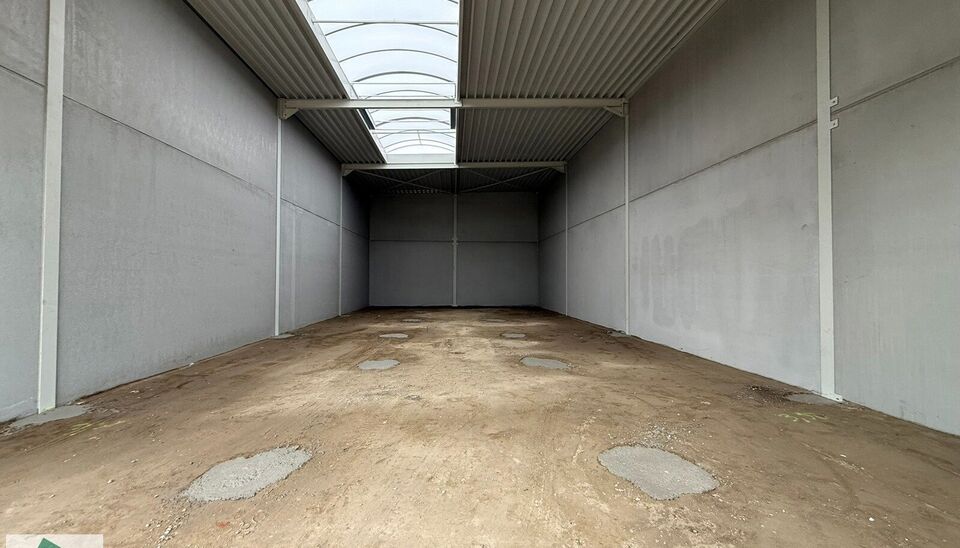 Nieuwbouw KMO Unit van 245m² met 2 parkeerplaatsen te huur op de voormalige papierfabriek site Catala in Drogenbos. Catala Business Park, bestaande uit 19 KMO-Units.  
De loods ligt op een unieke en strategische locatie aan de zuidrand van Brussel, vlak 