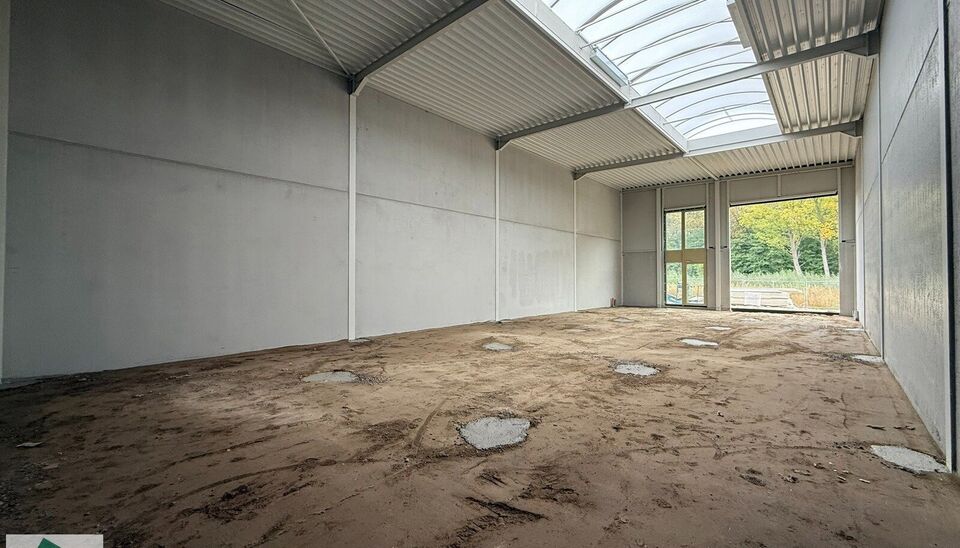 Nieuwbouw KMO Unit van 245m² met 2 parkeerplaatsen te huur op de voormalige papierfabriek site Catala in Drogenbos. Catala Business Park, bestaande uit 19 KMO-Units.  
De loods ligt op een unieke en strategische locatie aan de zuidrand van Brussel, vlak 