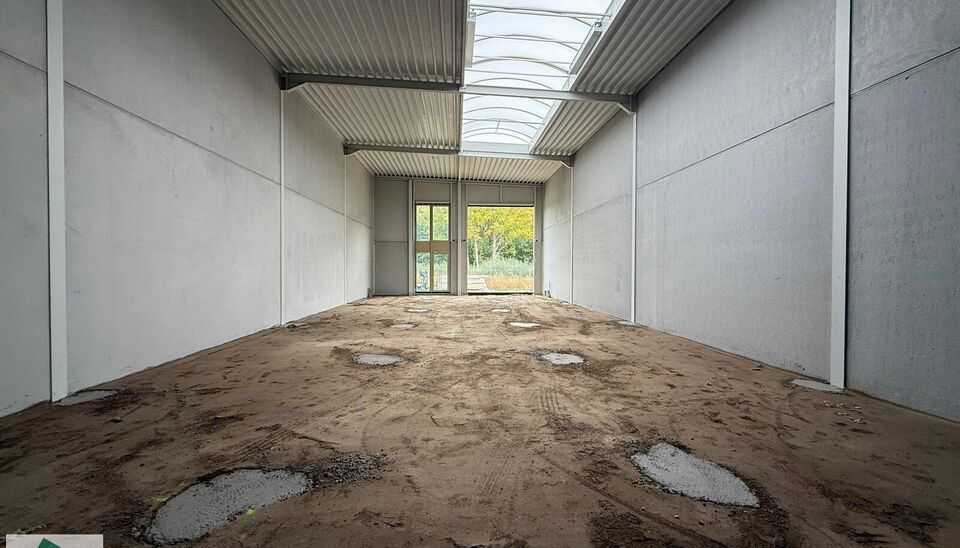 Nieuwbouw KMO Unit van 245m² met 2 parkeerplaatsen te huur op de voormalige papierfabriek site Catala in Drogenbos. Catala Business Park, bestaande uit 19 KMO-Units.  
De loods ligt op een unieke en strategische locatie aan de zuidrand van Brussel, vlak 