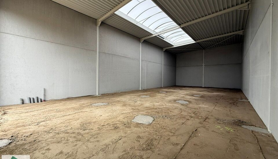 Nieuwbouw KMO Unit van 245m² met 2 parkeerplaatsen te huur op de voormalige papierfabriek site Catala in Drogenbos. Catala Business Park, bestaande uit 19 KMO-Units.  
De loods ligt op een unieke en strategische locatie aan de zuidrand van Brussel, vlak 