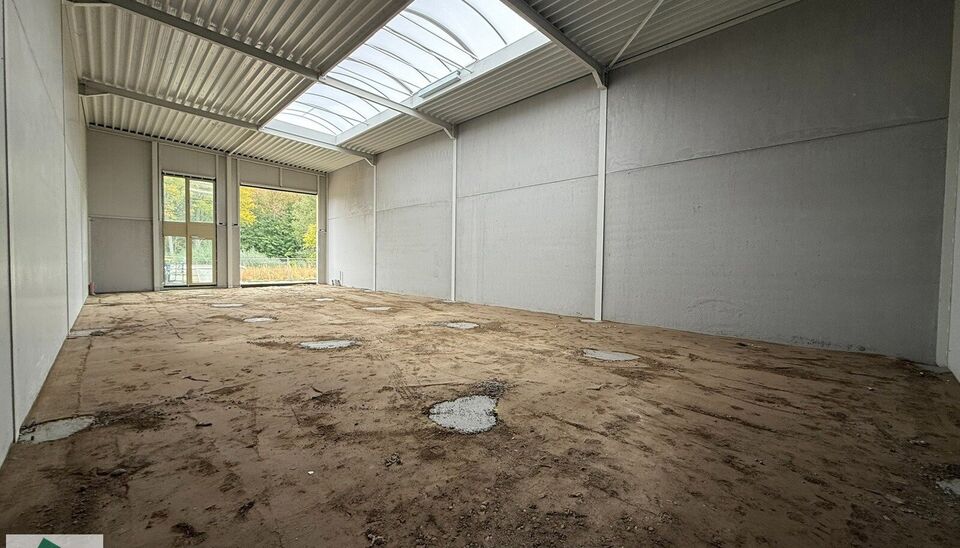 Nieuwbouw KMO Unit van 245m² met 2 parkeerplaatsen te huur op de voormalige papierfabriek site Catala in Drogenbos. Catala Business Park, bestaande uit 19 KMO-Units.  
De loods ligt op een unieke en strategische locatie aan de zuidrand van Brussel, vlak 
