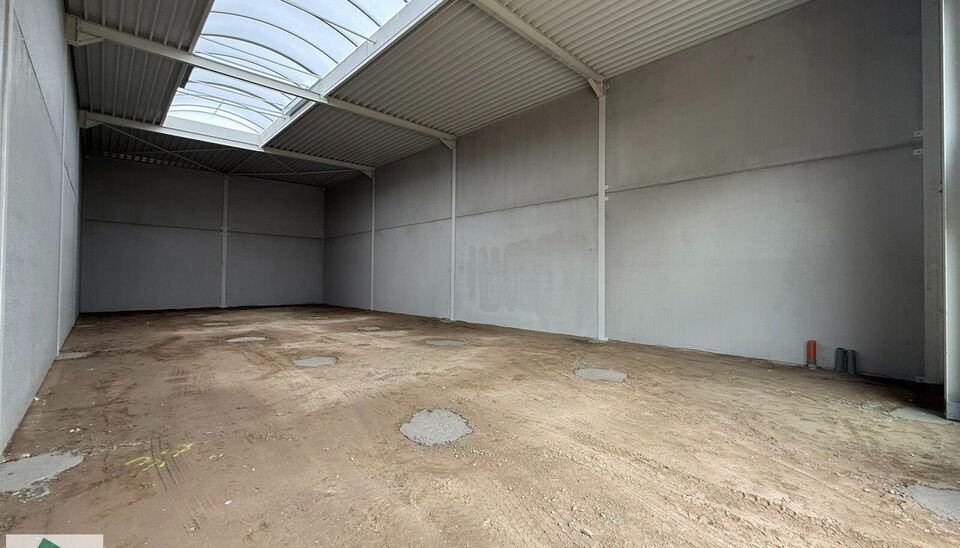 Nieuwbouw KMO Unit van 245m² met 2 parkeerplaatsen te huur op de voormalige papierfabriek site Catala in Drogenbos. Catala Business Park, bestaande uit 19 KMO-Units.  
De loods ligt op een unieke en strategische locatie aan de zuidrand van Brussel, vlak 