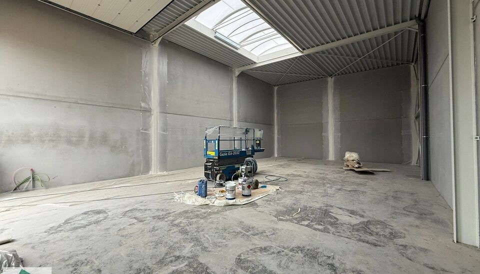 Nieuwbouw KMO Unit van 184m² met 2 parkeerplaatsen te huur op de voormalige papierfabriek site Catala in Drogenbos. Catala Business Park, bestaande uit 19 KMO-Units.  
De loods ligt op een unieke en strategische locatie aan de zuidrand van Brussel, vlak 
