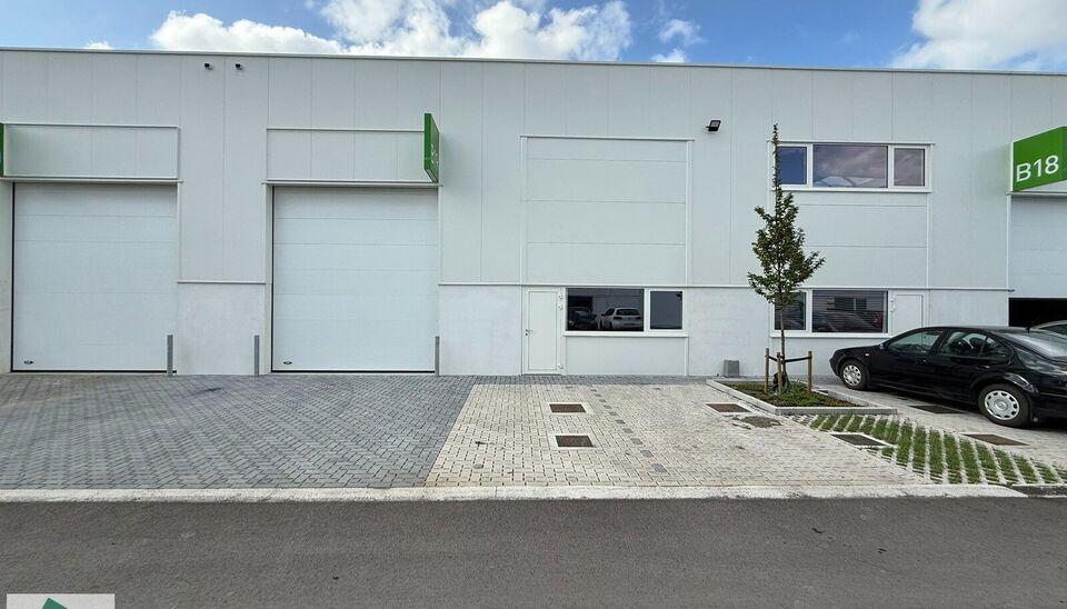 Summer Deal: tijdelijke actie bij snelle beslissing.
Interesse? Contacteer ons vrijblijvend voor de details!
Uiterst goed gelegen magazijn van 216m² met 2 parkeerplaatsen te huur in project Heermeers. De loods kan gebruikt worden als opslag- en/of atelie