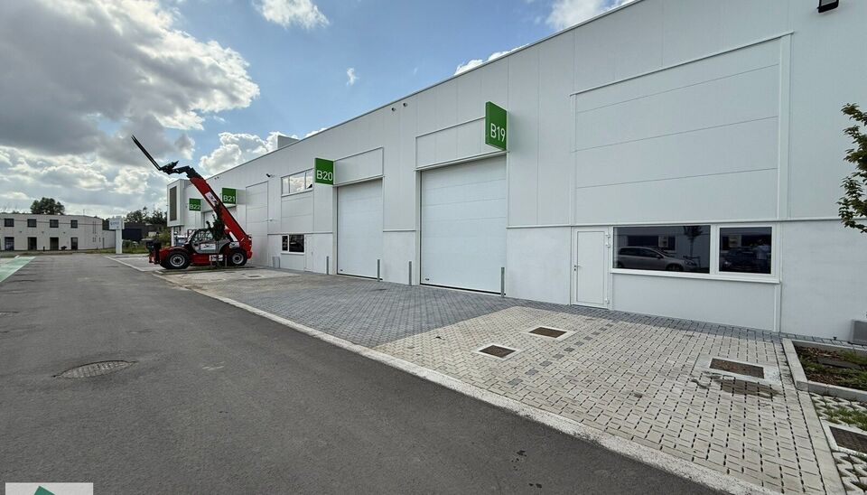 Summer Deal: tijdelijke actie bij snelle beslissing.
Interesse? Contacteer ons vrijblijvend voor de details!
Uiterst goed gelegen magazijn van 216m² met 2 parkeerplaatsen te huur in project Heermeers. De loods kan gebruikt worden als opslag- en/of atelie
