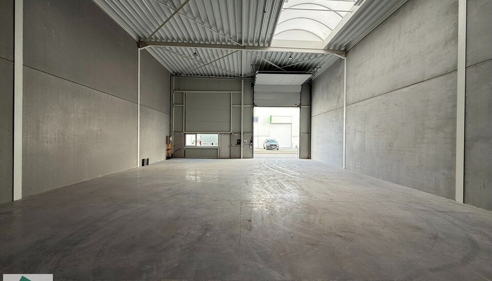 Summer Deal: tijdelijke actie bij snelle beslissing.
Interesse? Contacteer ons vrijblijvend voor de details!
Uiterst goed gelegen magazijn van 216m² met 2 parkeerplaatsen te huur in project Heermeers. De loods kan gebruikt worden als opslag- en/of atelie