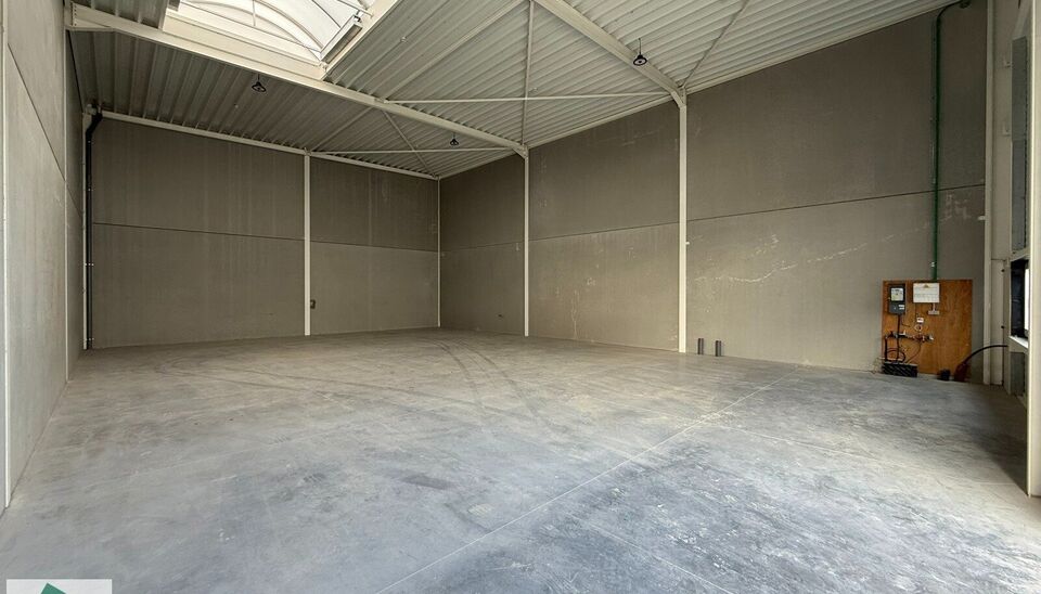 Summer Deal: tijdelijke actie bij snelle beslissing.
Interesse? Contacteer ons vrijblijvend voor de details!
Uiterst goed gelegen magazijn van 216m² met 2 parkeerplaatsen te huur in project Heermeers. De loods kan gebruikt worden als opslag- en/of atelie