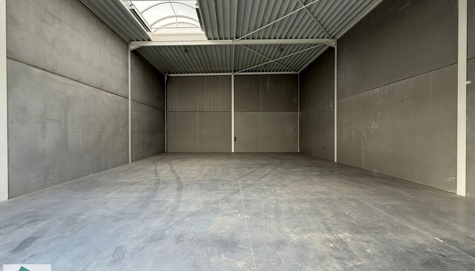 Summer Deal: tijdelijke actie bij snelle beslissing.
Interesse? Contacteer ons vrijblijvend voor de details!
Uiterst goed gelegen magazijn van 216m² met 2 parkeerplaatsen te huur in project Heermeers. De loods kan gebruikt worden als opslag- en/of atelie