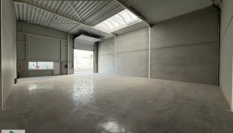 Summer Deal: tijdelijke actie bij snelle beslissing.
Interesse? Contacteer ons vrijblijvend voor de details!
Uiterst goed gelegen magazijn van 216m² met 2 parkeerplaatsen te huur in project Heermeers. De loods kan gebruikt worden als opslag- en/of atelie