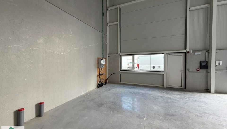 Summer Deal: tijdelijke actie bij snelle beslissing.
Interesse? Contacteer ons vrijblijvend voor de details!
Uiterst goed gelegen magazijn van 216m² met 2 parkeerplaatsen te huur in project Heermeers. De loods kan gebruikt worden als opslag- en/of atelie