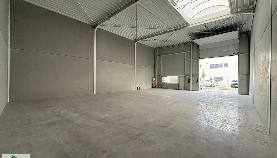 Summer Deal: tijdelijke actie bij snelle beslissing.
Interesse? Contacteer ons vrijblijvend voor de details!
Uiterst goed gelegen magazijn van 216m² met 2 parkeerplaatsen te huur in project Heermeers. De loods kan gebruikt worden als opslag- en/of atelie