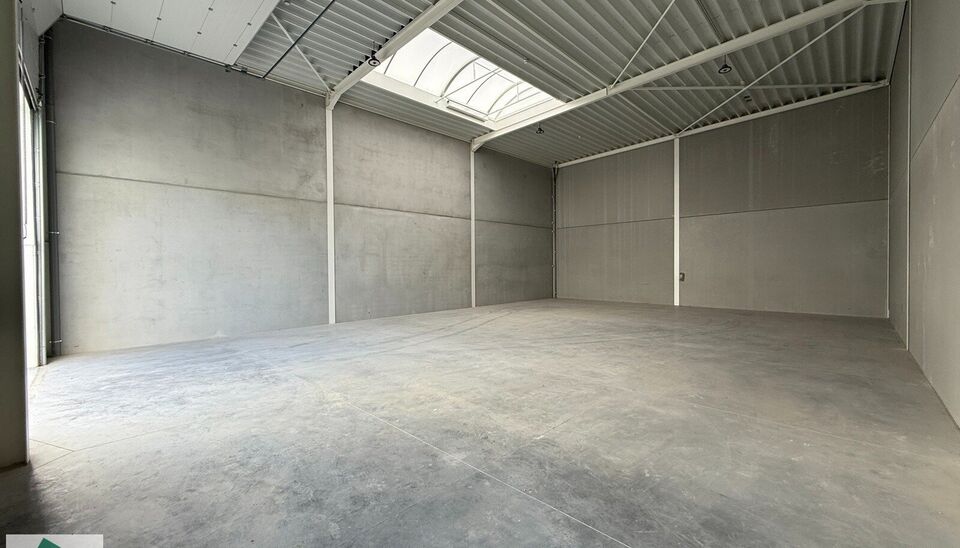 Summer Deal: tijdelijke actie bij snelle beslissing.
Interesse? Contacteer ons vrijblijvend voor de details!
Uiterst goed gelegen magazijn van 216m² met 2 parkeerplaatsen te huur in project Heermeers. De loods kan gebruikt worden als opslag- en/of atelie