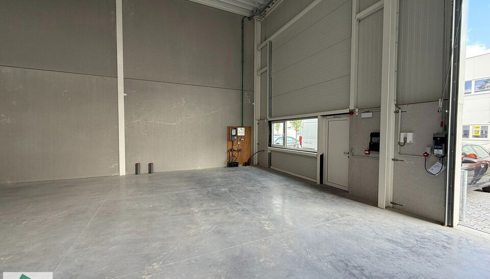 Summer Deal: tijdelijke actie bij snelle beslissing.
Interesse? Contacteer ons vrijblijvend voor de details!
Uiterst goed gelegen magazijn van 216m² met 2 parkeerplaatsen te huur in project Heermeers. De loods kan gebruikt worden als opslag- en/of atelie