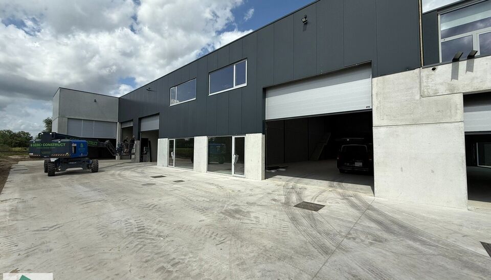 Deze moderne nieuwbouwloods van 285 m², inclusief mezzanine van 60 m² (geschikt voor opslag of kantoor) en 2 parkeerplaatsen, ligt op een vlot bereikbare locatie nabij de N9 in Sleidinge.
Dankzij de prima ontsluiting is deze loods ideaal voor ondernemer