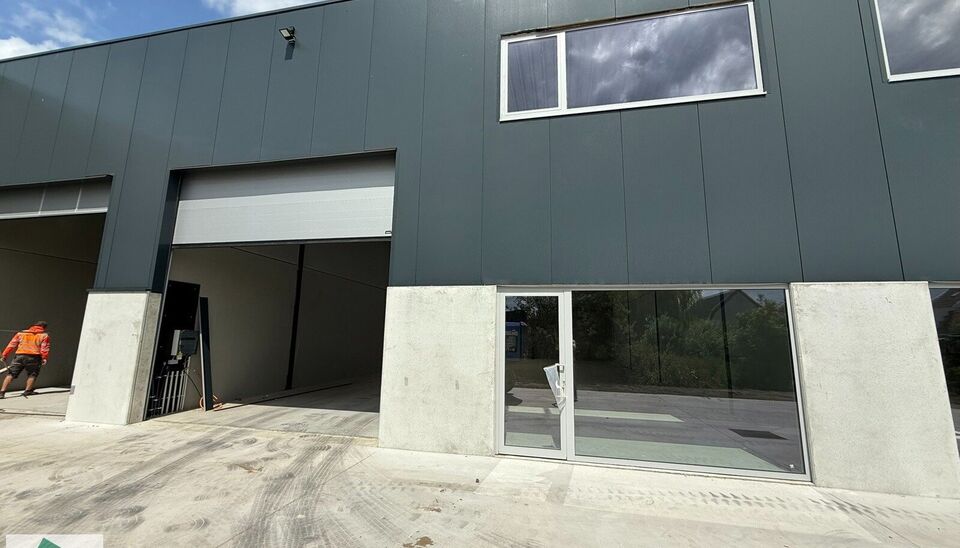 Deze moderne nieuwbouwloods van 285 m², inclusief mezzanine van 60 m² (geschikt voor opslag of kantoor) en 2 parkeerplaatsen, ligt op een vlot bereikbare locatie nabij de N9 in Sleidinge.
Dankzij de prima ontsluiting is deze loods ideaal voor ondernemer