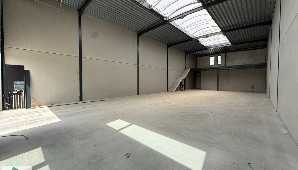 Deze moderne nieuwbouwloods van 285 m², inclusief mezzanine van 60 m² (geschikt voor opslag of kantoor) en 2 parkeerplaatsen, ligt op een vlot bereikbare locatie nabij de N9 in Sleidinge.
Dankzij de prima ontsluiting is deze loods ideaal voor ondernemer