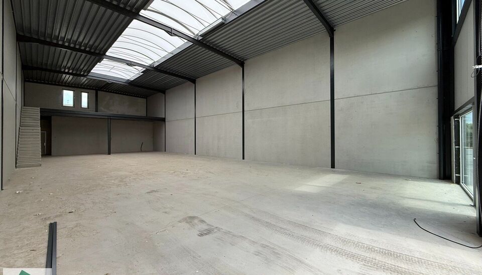 Deze moderne nieuwbouwloods van 285 m², inclusief mezzanine van 60 m² (geschikt voor opslag of kantoor) en 2 parkeerplaatsen, ligt op een vlot bereikbare locatie nabij de N9 in Sleidinge.
Dankzij de prima ontsluiting is deze loods ideaal voor ondernemer