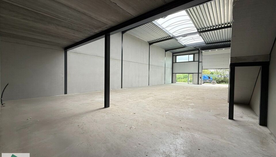 Deze moderne nieuwbouwloods van 285 m², inclusief mezzanine van 60 m² (geschikt voor opslag of kantoor) en 2 parkeerplaatsen, ligt op een vlot bereikbare locatie nabij de N9 in Sleidinge.
Dankzij de prima ontsluiting is deze loods ideaal voor ondernemer
