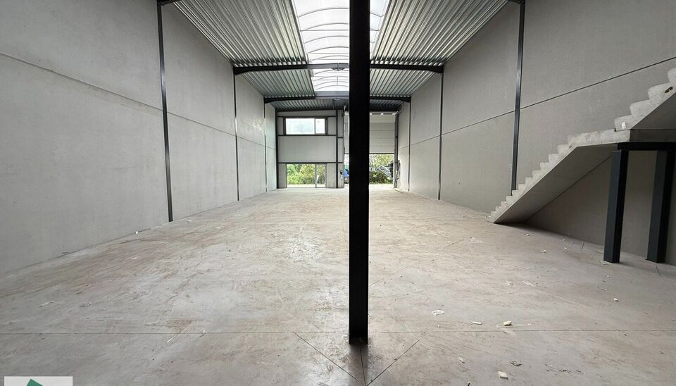 Deze moderne nieuwbouwloods van 285 m², inclusief mezzanine van 60 m² (geschikt voor opslag of kantoor) en 2 parkeerplaatsen, ligt op een vlot bereikbare locatie nabij de N9 in Sleidinge.
Dankzij de prima ontsluiting is deze loods ideaal voor ondernemer